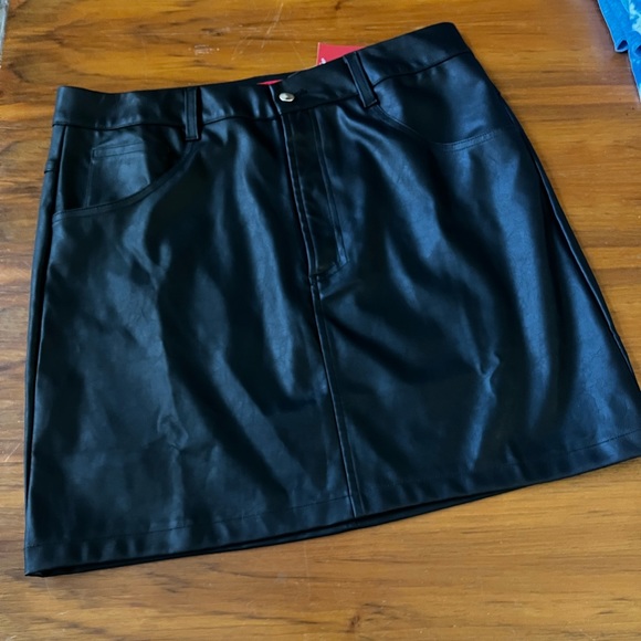 New Guess Faux Leather Mini Skirt size L - Picture 2 of 2